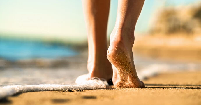 camminare a piedi nudi